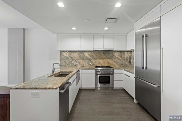Building Photo - 320 Adolphus Avenue Unit 404