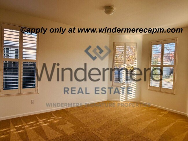 Foto del edificio - Bright & Stylish Entertainer's Retreat! Single story 3 bed- Plus Bonus Room!!