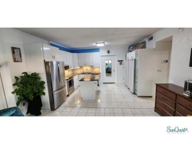 Foto del edificio - Carefree living in this immaculate updated 1 bedroom condo!