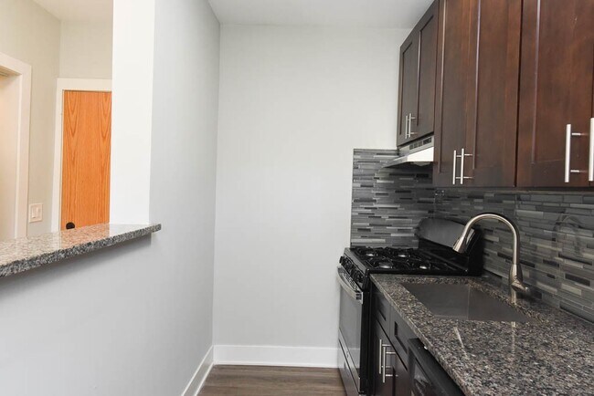 Building Photo - 733 Judson Ave