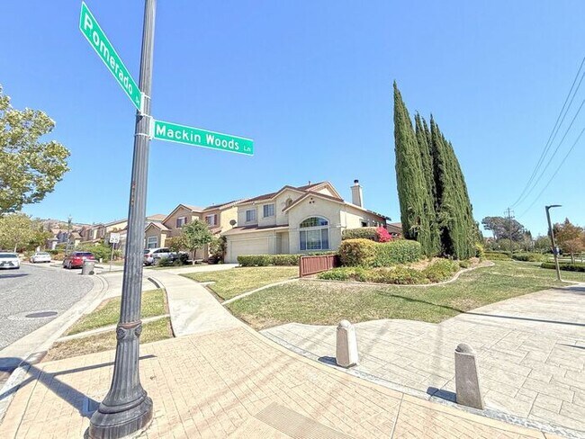 Foto del edificio - Beautiful Evergreen Home with Pool on Corner Lot -- Walk to Park and Chaboya Middle!