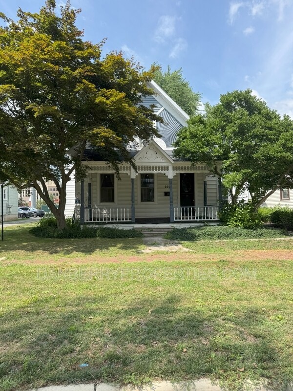 Foto principal - 218 E Lima St