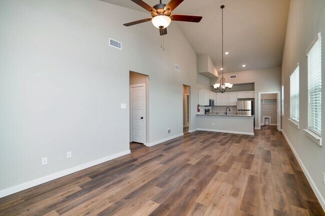 Building Photo - COMING SOON! GORGEOUS 2 BEDROOM 2 FULL BAT...