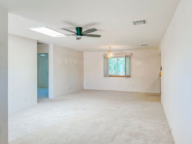 Building Photo - Spacious 3 Bedroom 2 Bath Home on Corner Lot