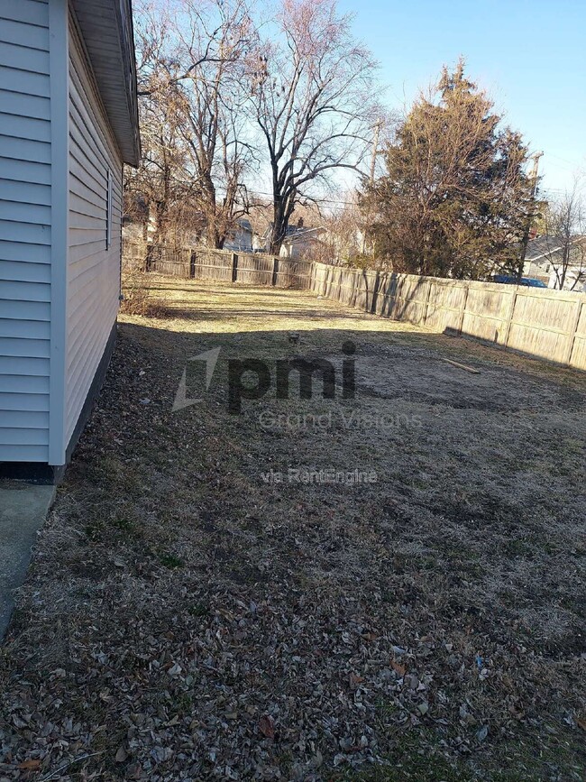 Building Photo - 1824 E Clay St