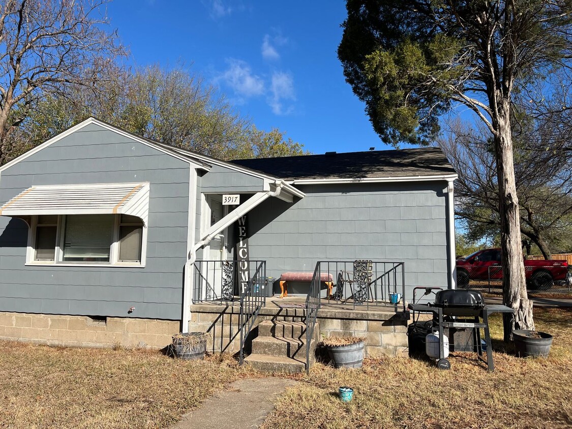 Foto principal - Cute Duplex Corner Lot Fenced Yard