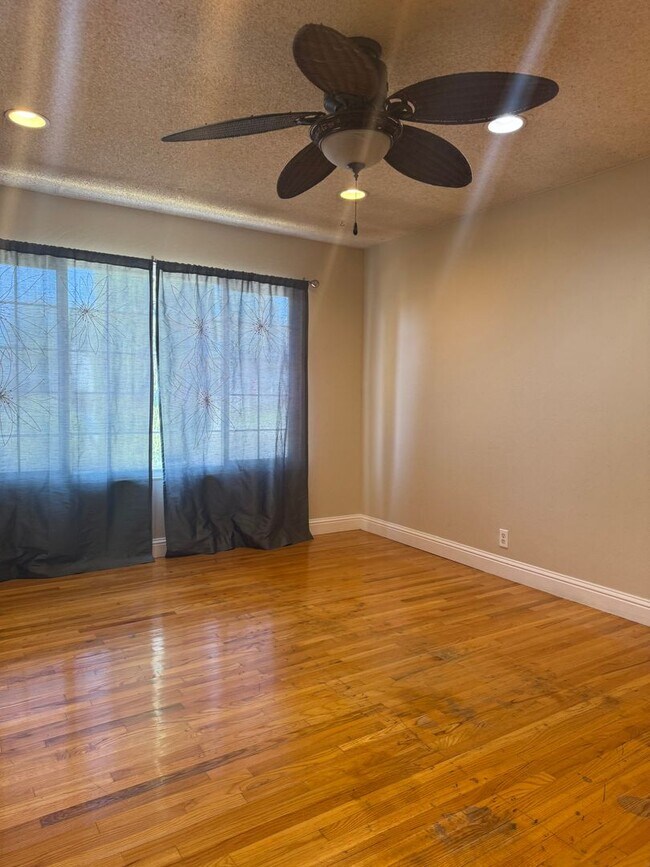 Foto del edificio - Single Family Home, 4 Bedroom 2 Bath Home ...