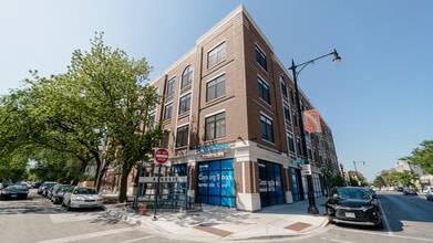 Building Photo - 1502 W Ainslie St