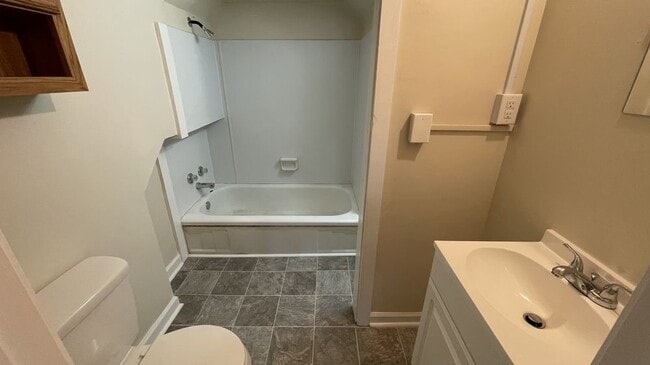 Building Photo - 128 College Cir