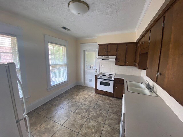 Foto principal - 1208 W 4th St