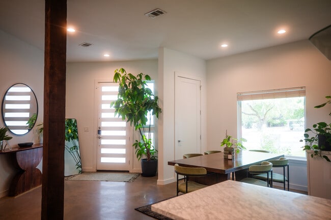 Building Photo - 903 Garden Villa Ct