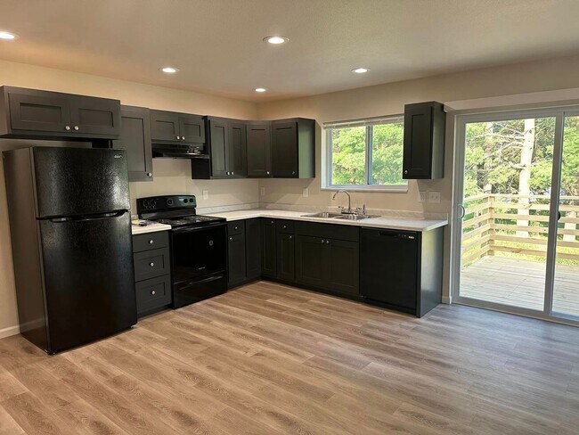 Building Photo - 3 Bedroom Duplex