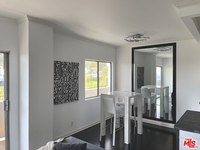 Foto del edificio - 1131 Alta Loma Rd