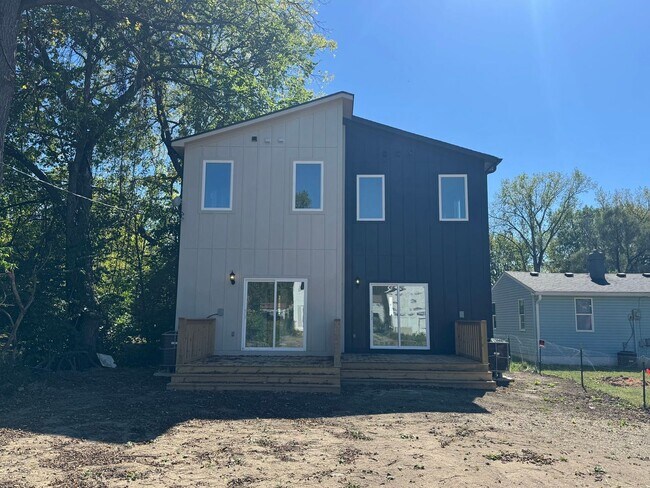 Building Photo - Brand new luxury townhome on the eastside. Section 8 approved!!!