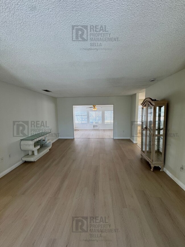 Foto del edificio - 55+ Community Gem: Open Floor Plan, Large Backyard & Clubhouse Amenities