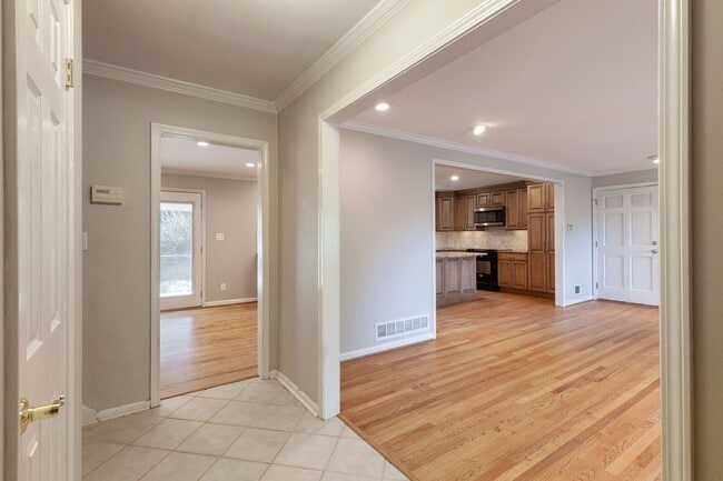 Building Photo - 3741 Fox Glen Ct NE