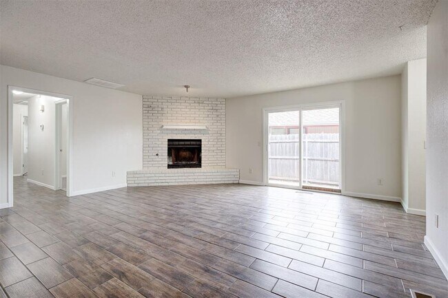Foto del edificio - 9021 N Rockwell Dr