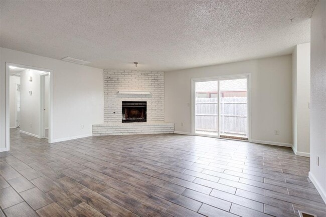 Building Photo - 9021 N Rockwell Dr