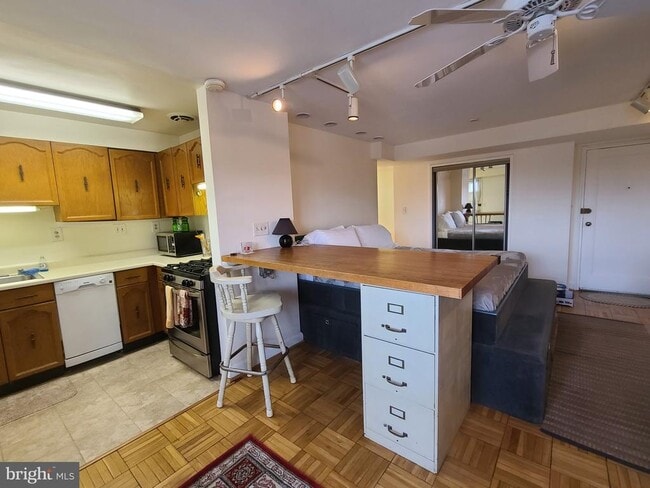 Foto del edificio - 1587 N Colonial Terrace