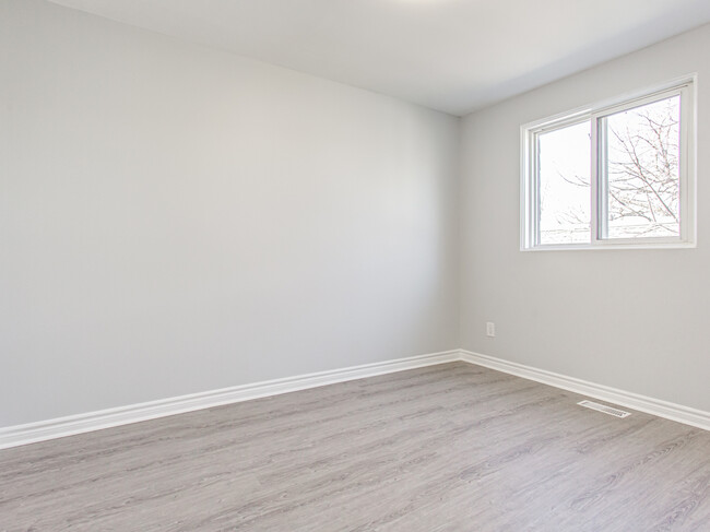 Photo du bâtiment - 3 bed, 1.5 bath townhomes in Thornhill.