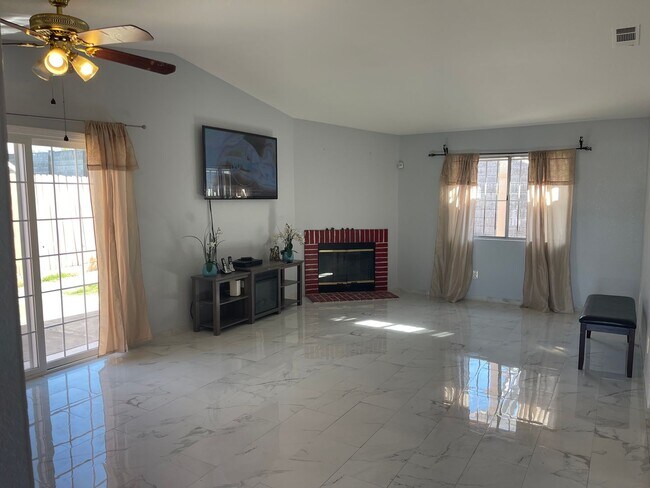 Foto del edificio - First Month Free!! 3-Bedroom Home
