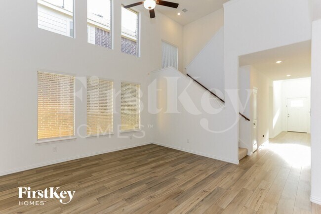 Foto del edificio - 10045 Elkhorn Dr