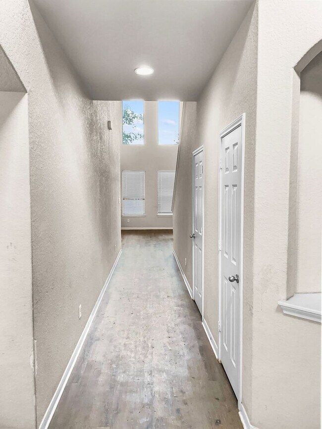 Building Photo - Elegant 5-Bedroom Home in Converse