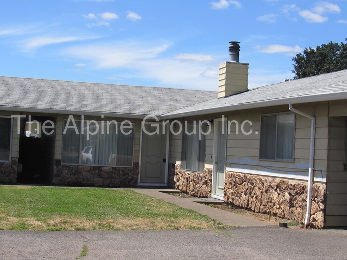 Primary Photo - Cute duplex, W/S/T included with rent!