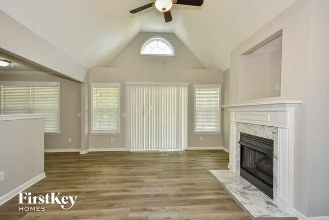 Building Photo - 554 Summit Way