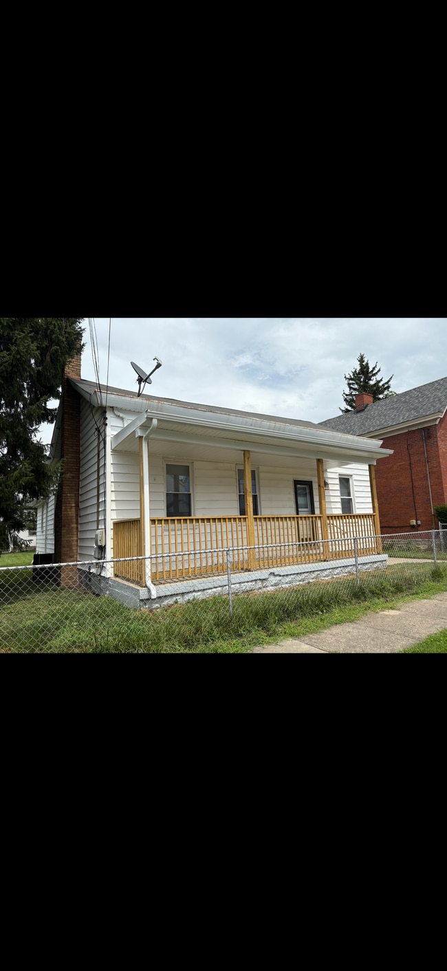 Building Photo - 210 Maple St