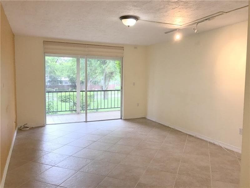 Foto principal - 7300 NW 17th St