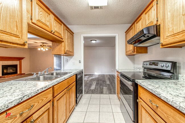 Full Kitchen - 2511 Senator St