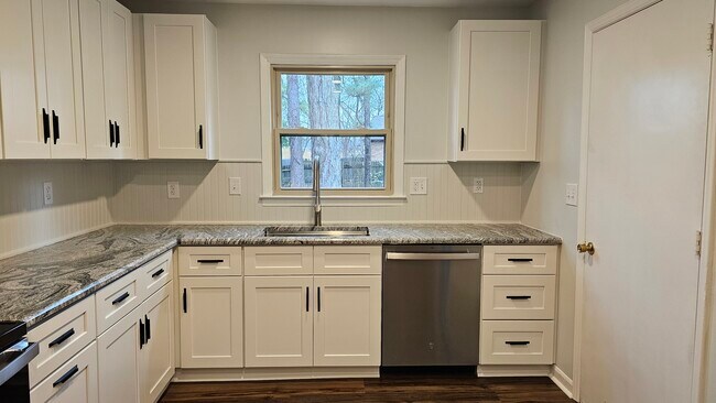 Foto del edificio - 6736 Hartsell Pl