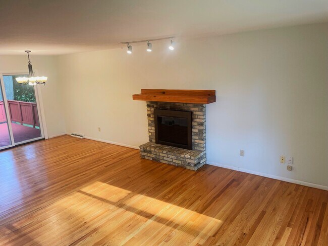 Foto del edificio - 1522 Cameron Dr