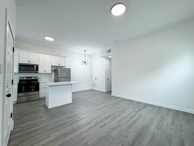 Building Photo - 328 Clearwater St