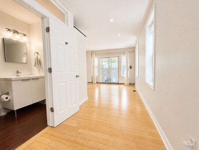 Foto del edificio - Bright Bi-Level 1 Bedroom with Finished Basement & Private Backyard in Graduate Hospital