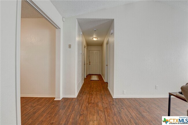 Foto del edificio - 2212 Hilltop Loop