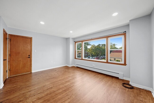 Building Photo - 4459 W Ainslie St