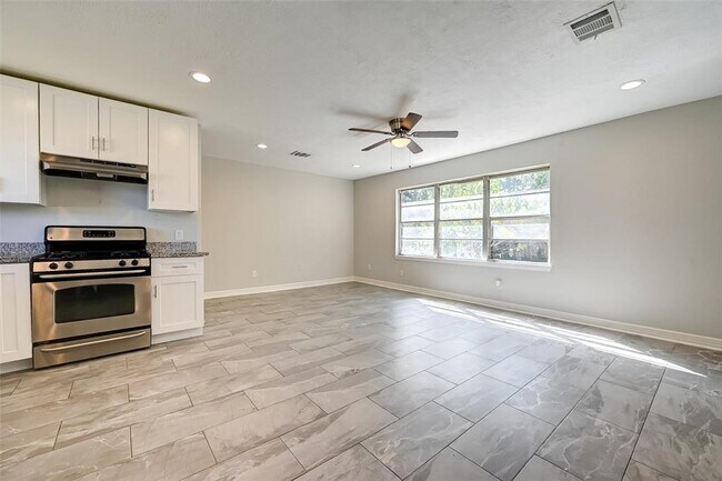 Building Photo - 1804 Peachwood Dr