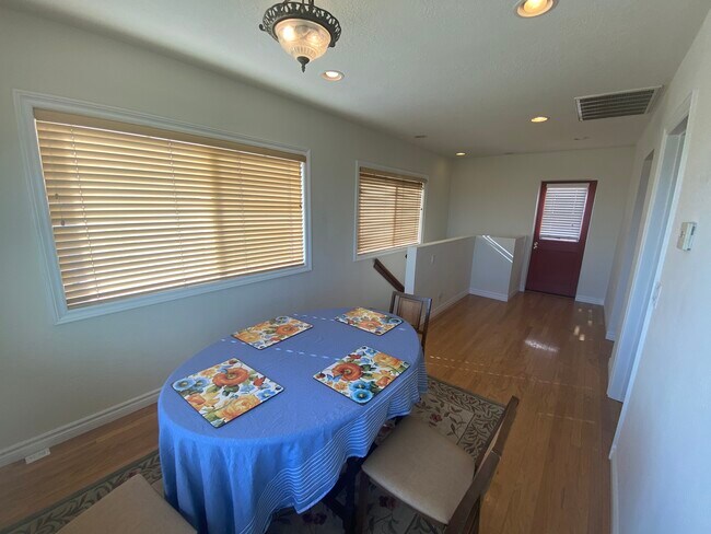Building Photo - 8656 Oceanview Ave