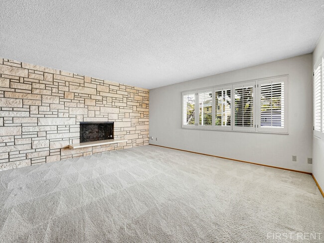 Building Photo - 5250 Vickie Dr