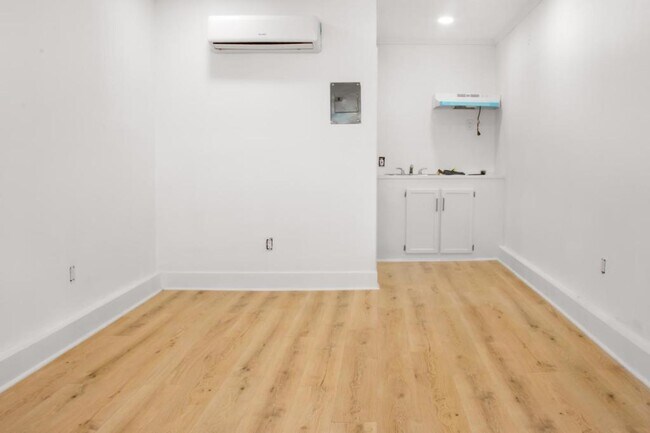 Building Photo - 1232 W Ave H 14