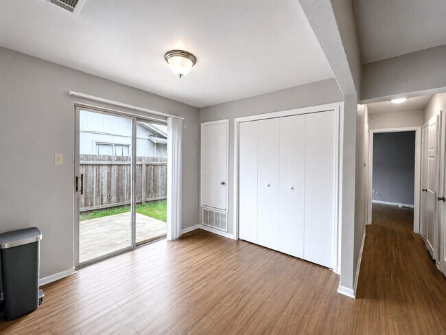 Foto del edificio - 2116 Gaston Pl Dr