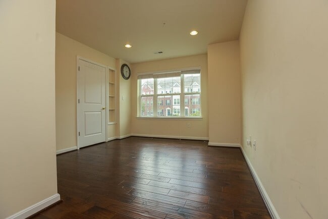 Building Photo - 7954 Blue Stream Dr