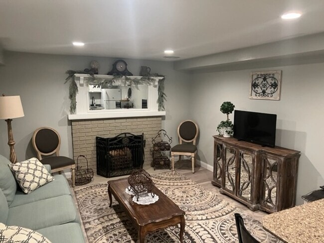 Building Photo - Beautiful apartment close to trails