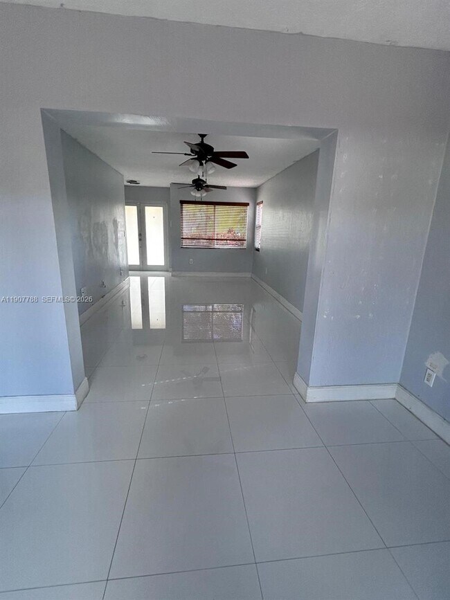 Building Photo - 10934 SW 146th Ave