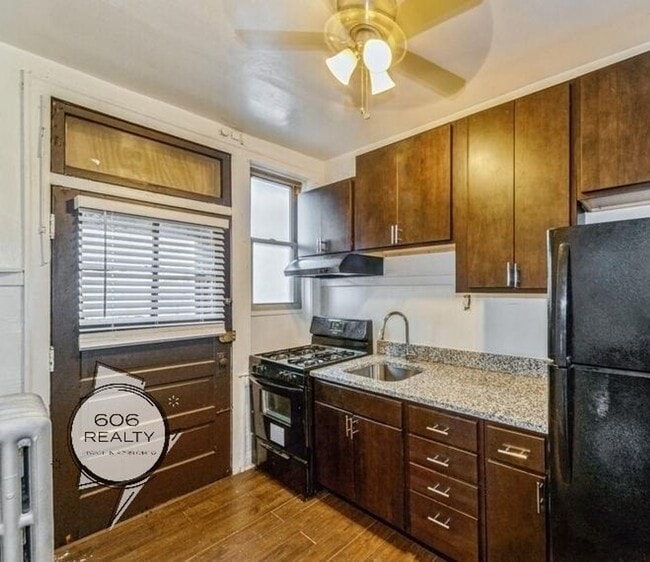 Building Photo - Large, 1bd/1ba in Oak Park, Great Location!!