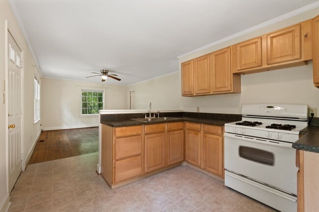 Building Photo - Charming Pet-Friendly Chapel Hill Cottage Minutes from UNC