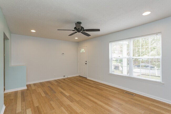 Building Photo - 602 Village Ct