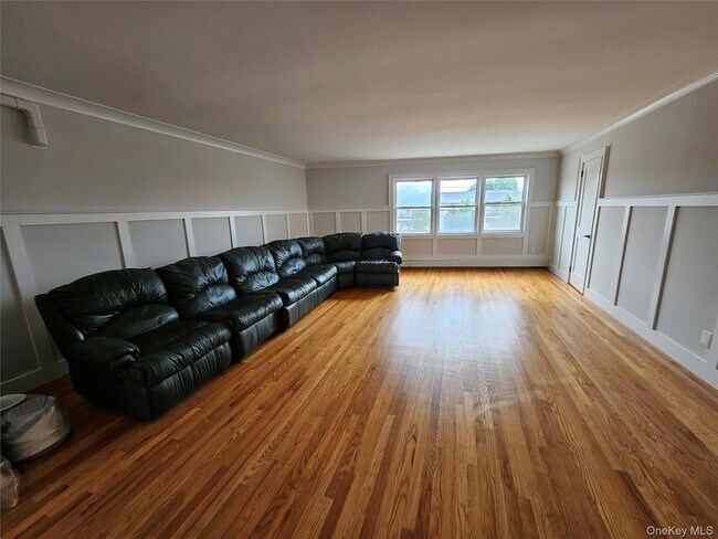 Foto del edificio - 355 Hicksville Rd